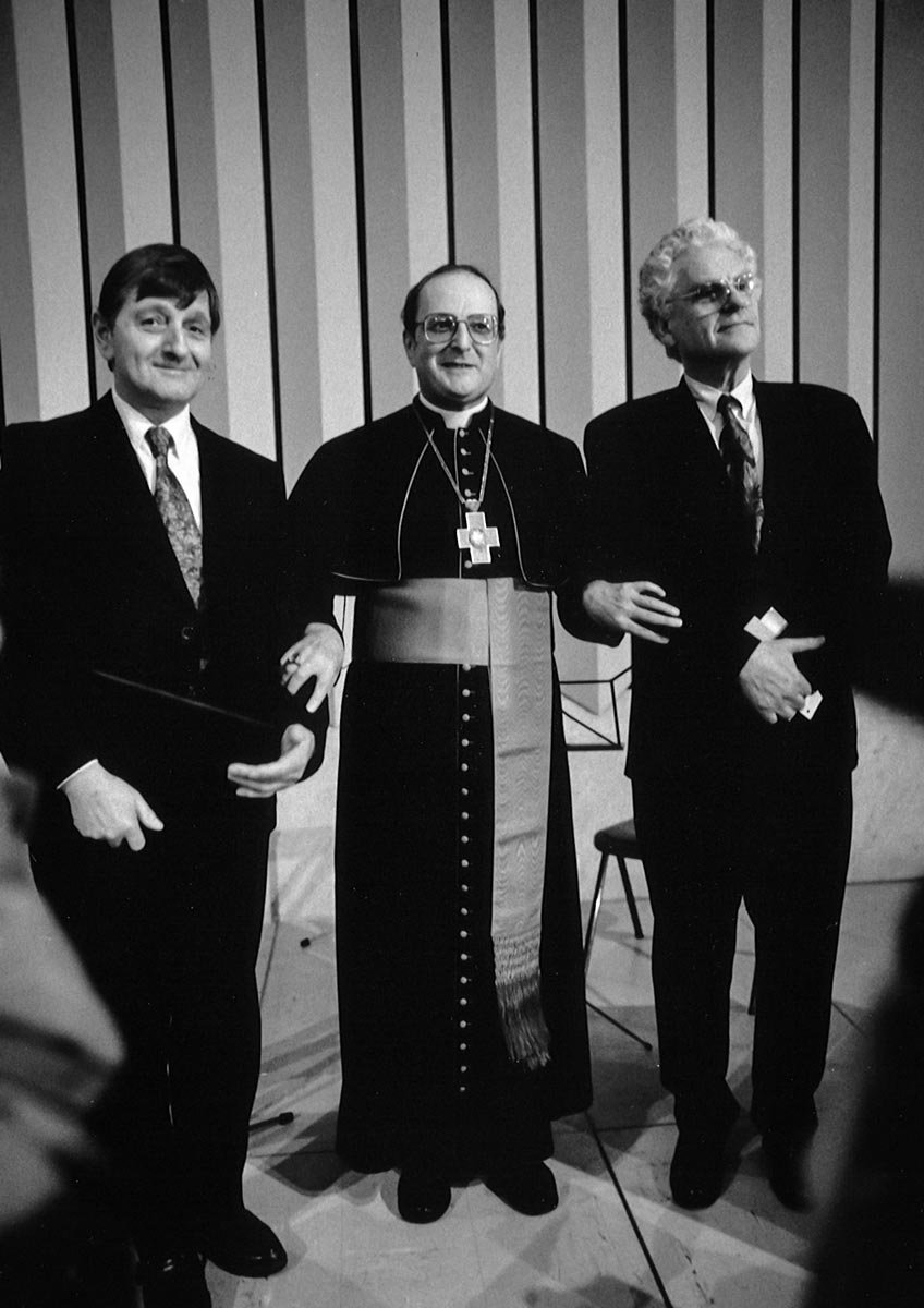Joachim Kardinal Meisner (Mitte) verleiht den Ludwig Mülheims Theaterpreis an Tankred Dortst (rechts) und den Förderpreis an Klaus Rohleder (links) (c) unbekannt